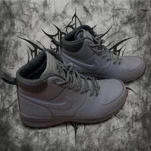 Nike Manoa Leather Lace Up Boots in Grey Size 8